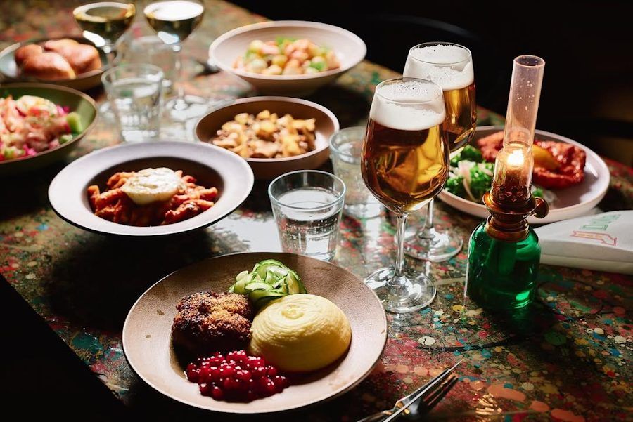 House of Daughters bar service