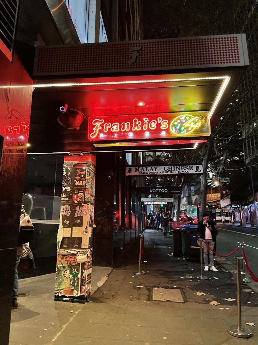 Frankie's Pizza CBD atmosphere
