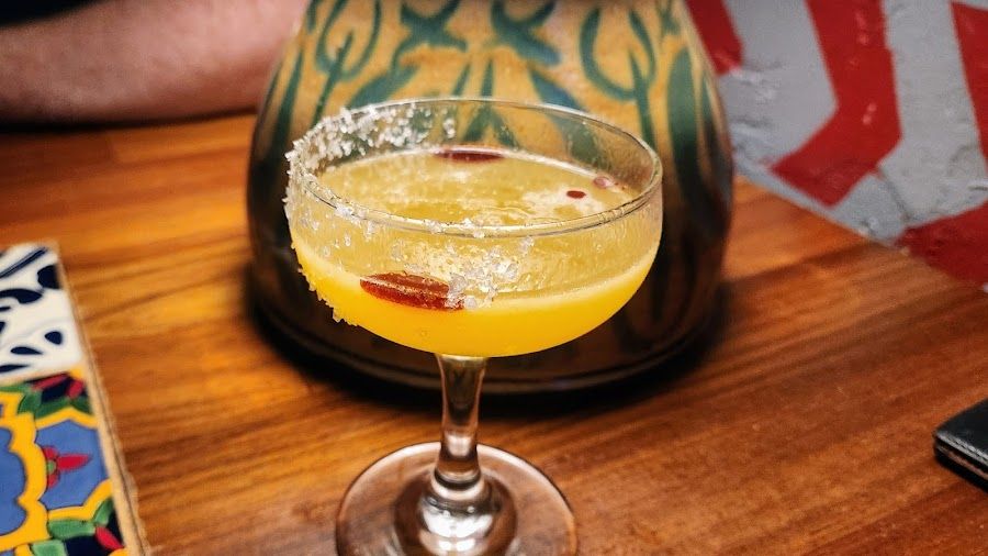 Tio's Cerveceria bar service