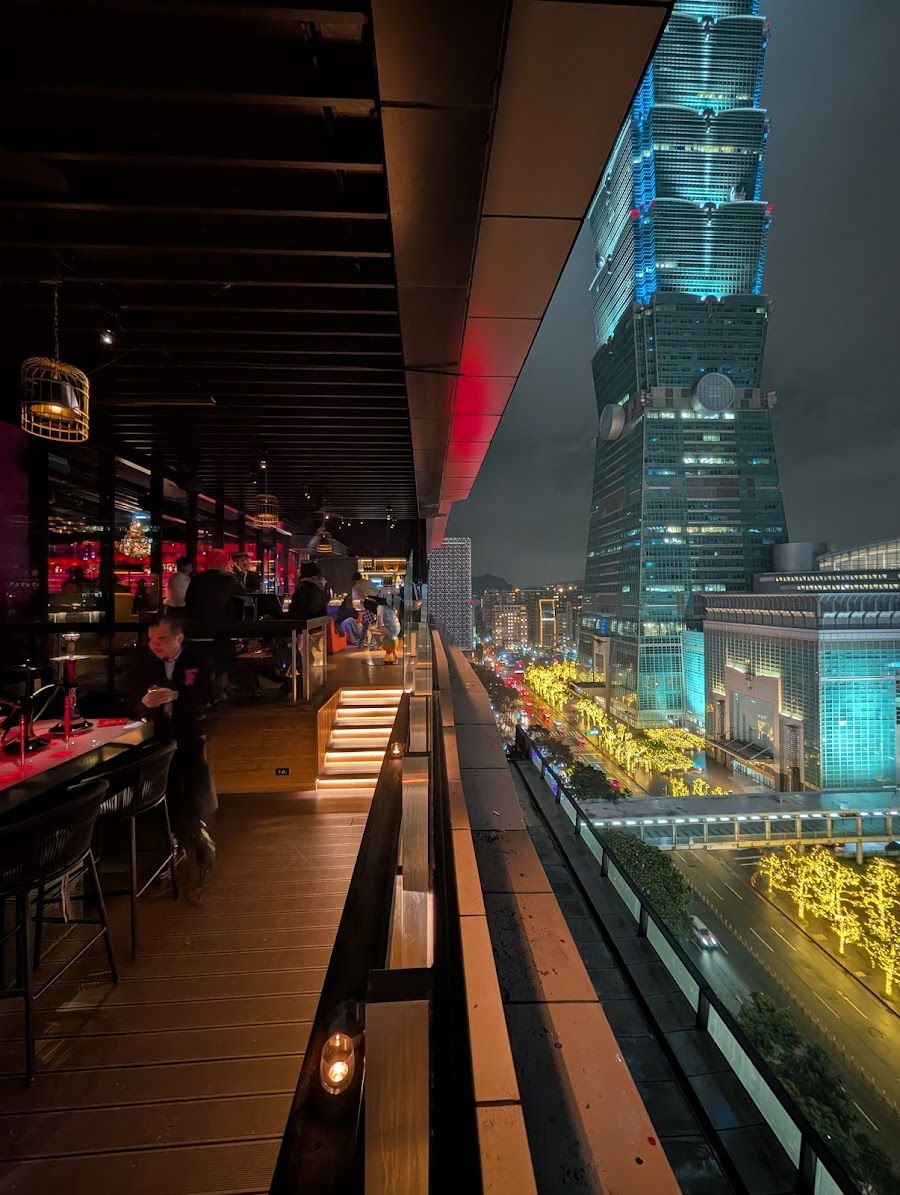 Frank Taipei bar service