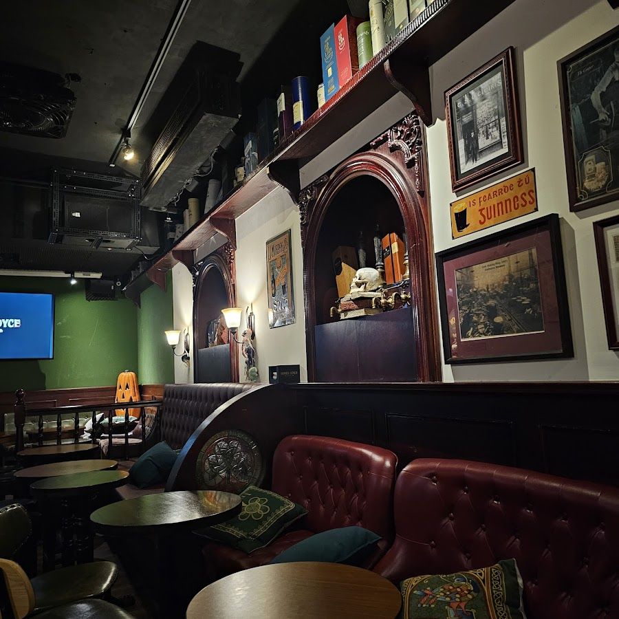 Rye Bar Da'an atmosphere
