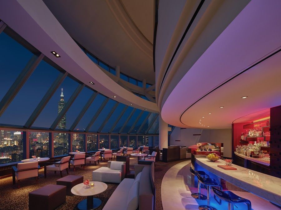 Marco Polo Lounge at Shangri-La cocktail at the bar