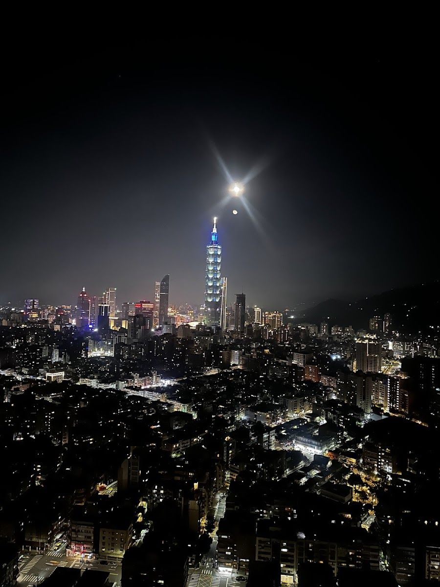 Marco Polo Lounge at Shangri-La Songshan atmosphere