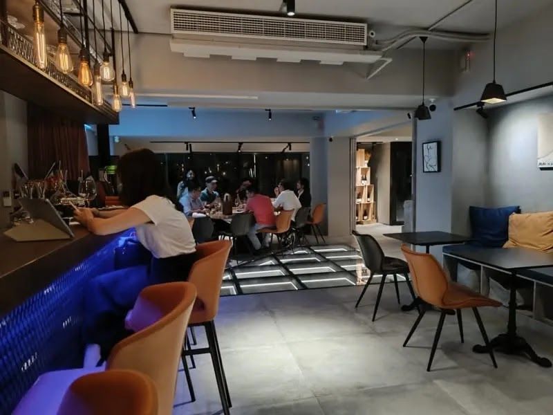 Vino Vino Bar bar service