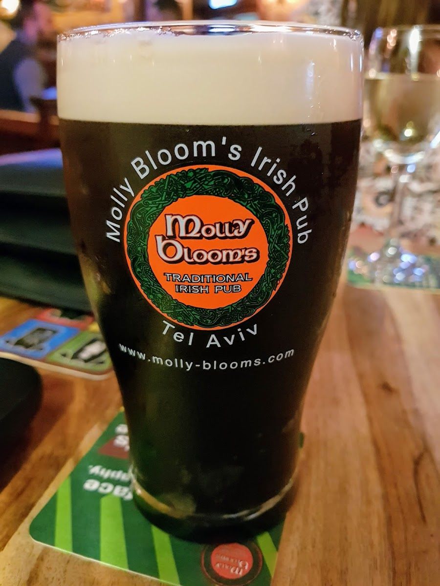 Molly Bloom's Irish Pub bar service