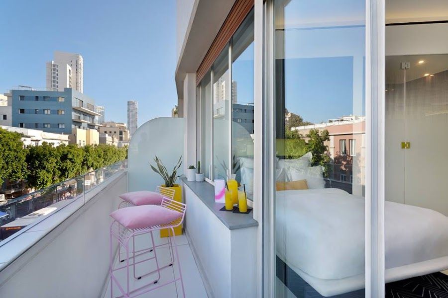 Poli House Rooftop bar service