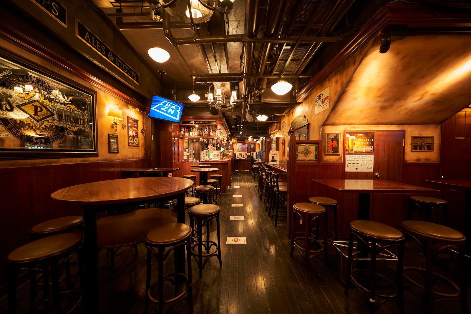 HUB British Pub Shinjuku Tokyo bar interior