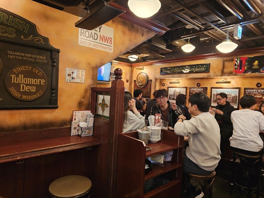 HUB British Pub Shinjuku bar service