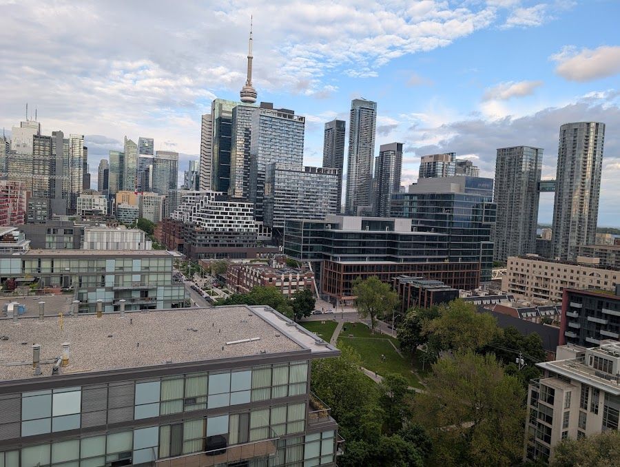 Lavelle Rooftop King West atmosphere
