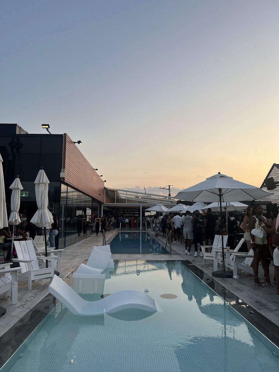 Lavelle Rooftop bar service