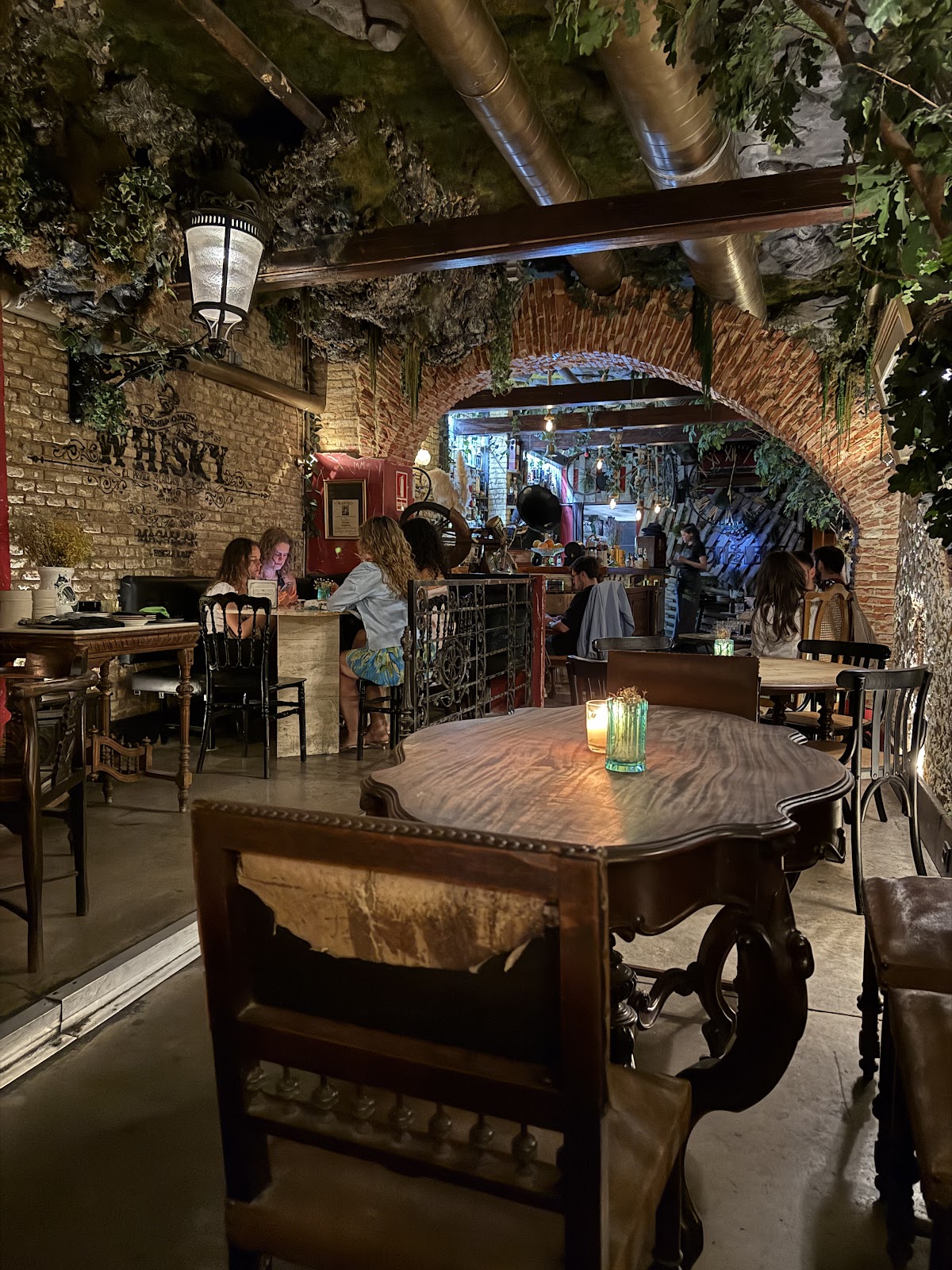 Apotheke dim interior