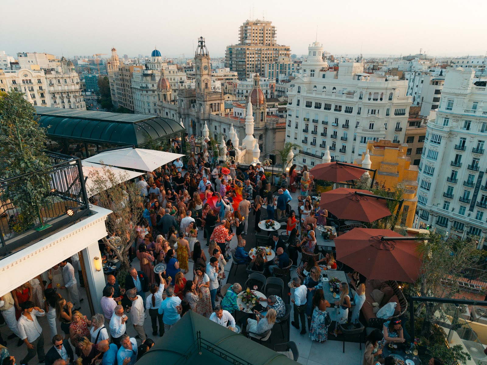 Atenea Sky Valencia: rooftop bar at dusk