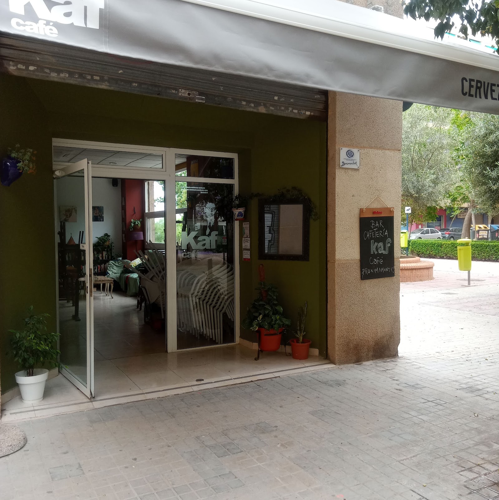 Kaf Cafe Valencia: small stage under warm light
