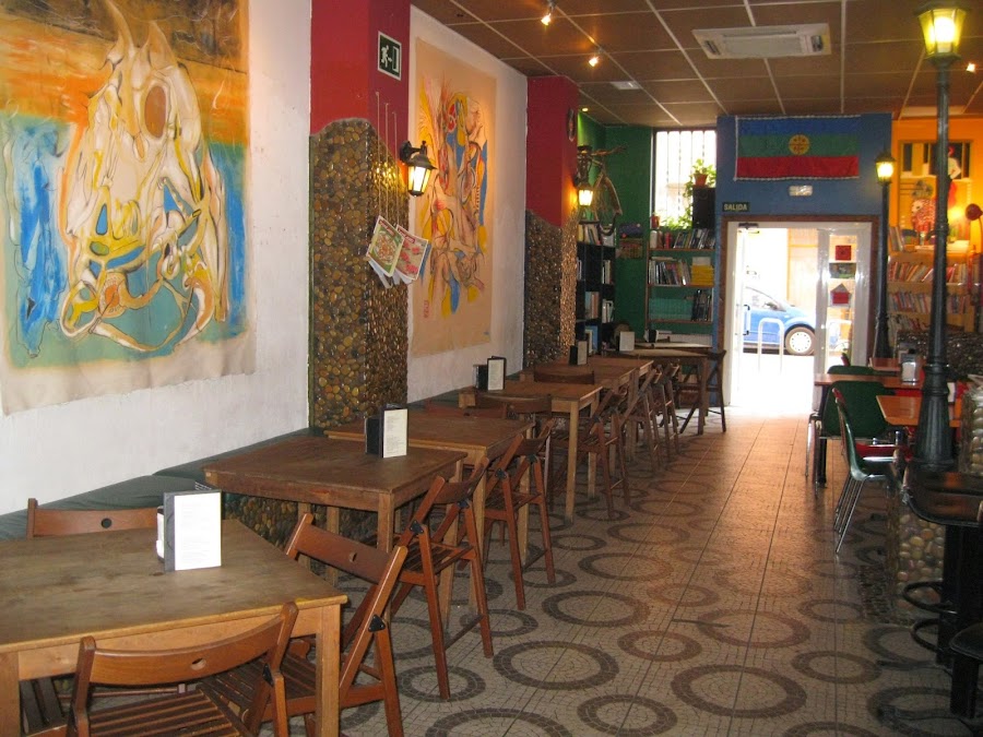 Kaf Cafe style: seats by the bar