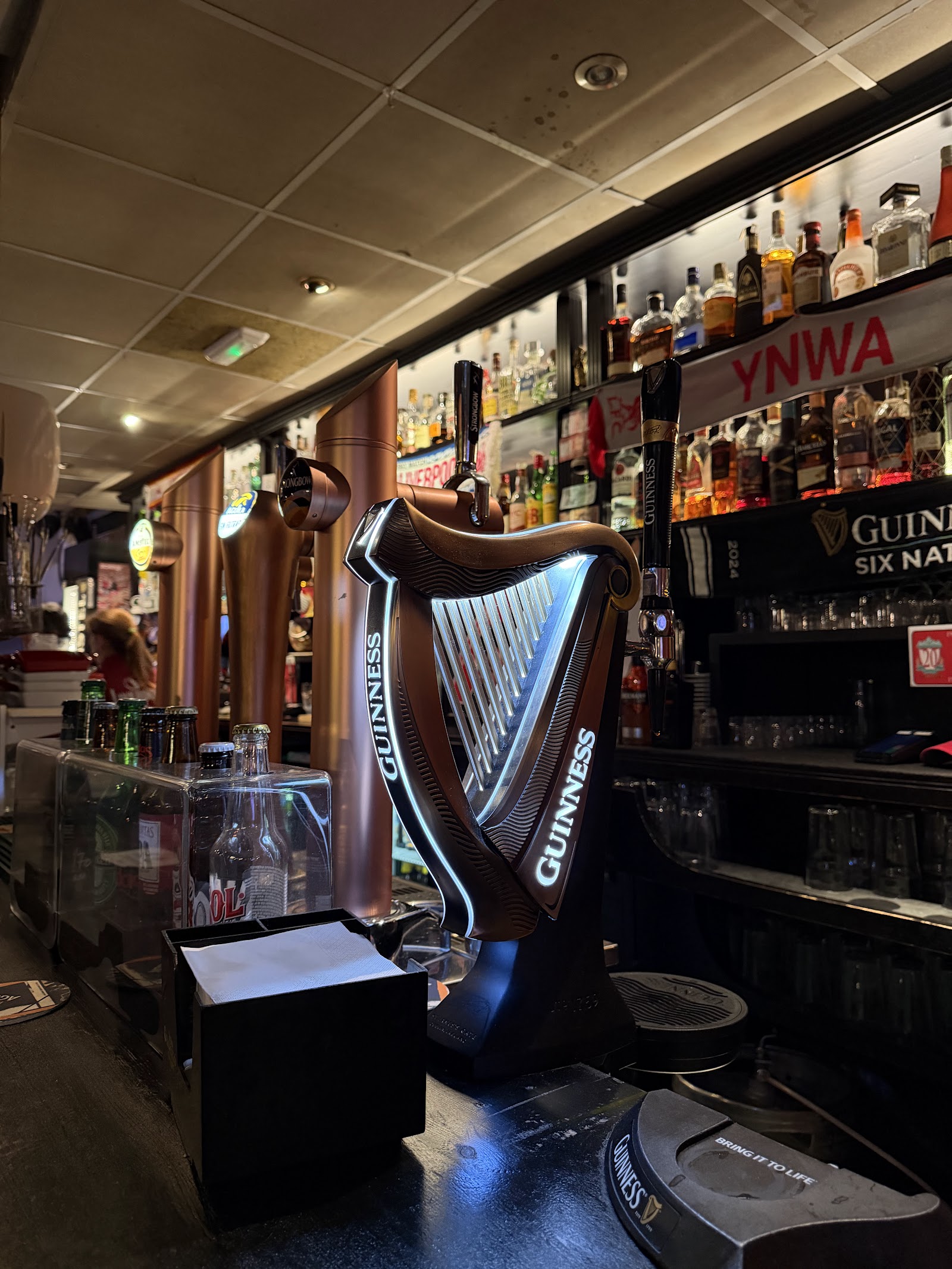 Liverpool Valencia: English pub interior with dark wood