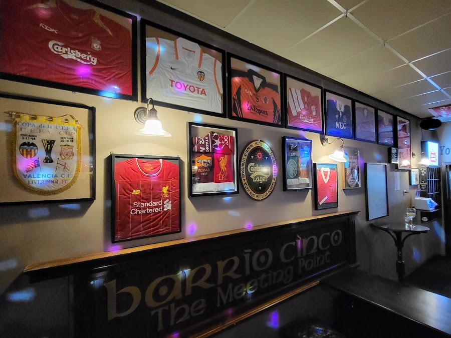 Liverpool style: stools at the bar