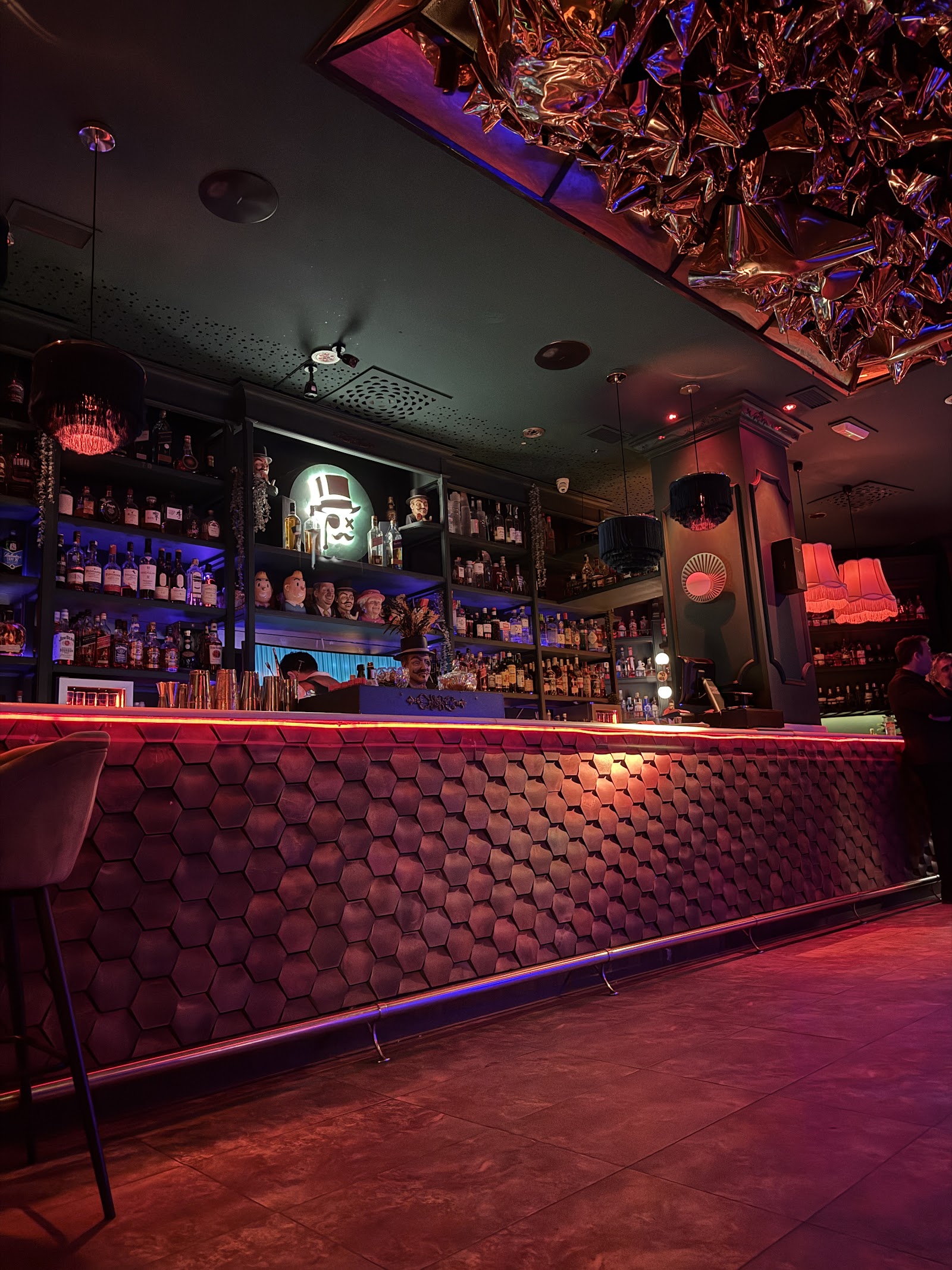 Maison Lupin Valencia: moody cocktail bar at night