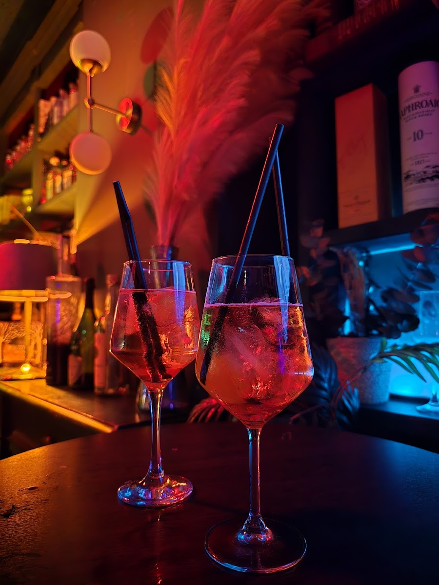 Maison Lupin style: back bar shelf