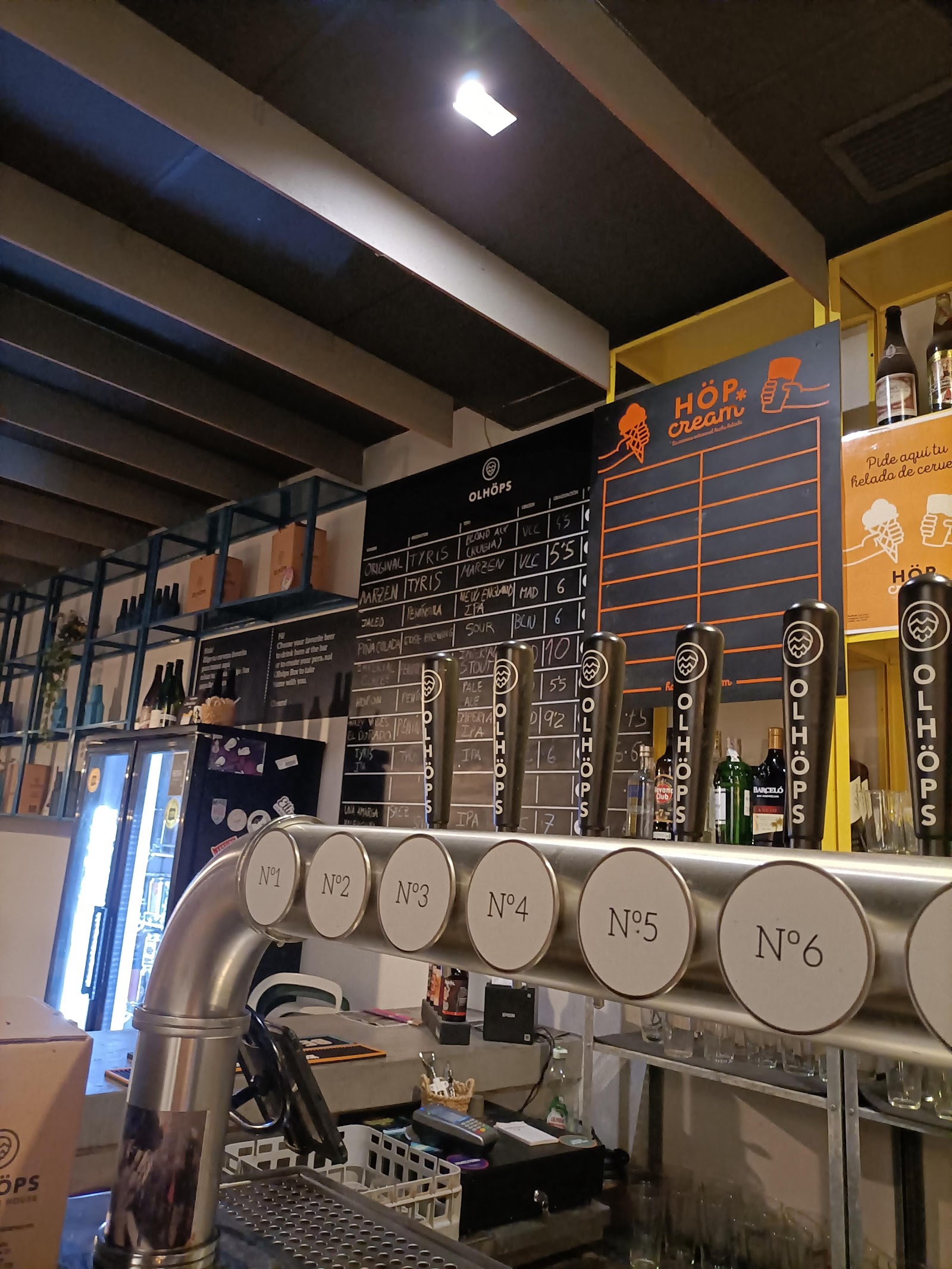 Olhops Valencia: craft beer pour at the tap