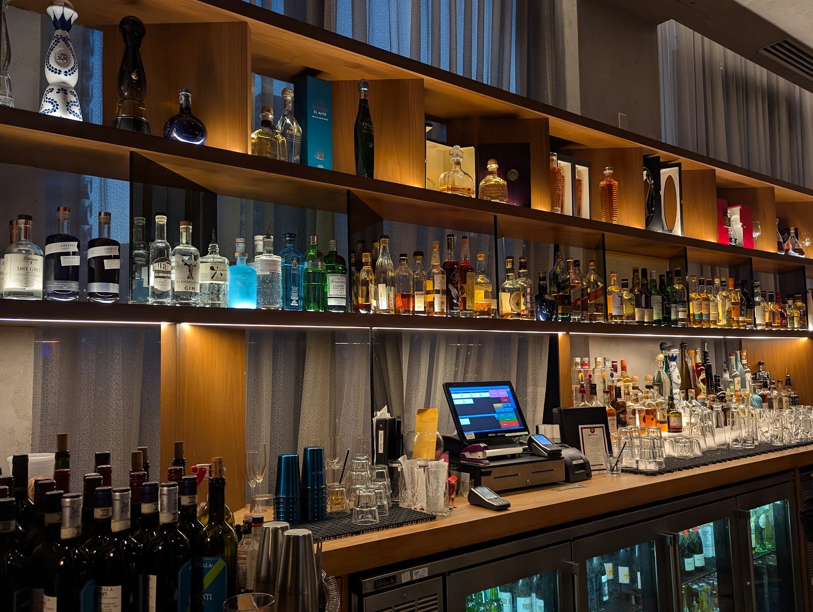 D/6 Bar & Lounge style: bar room low light