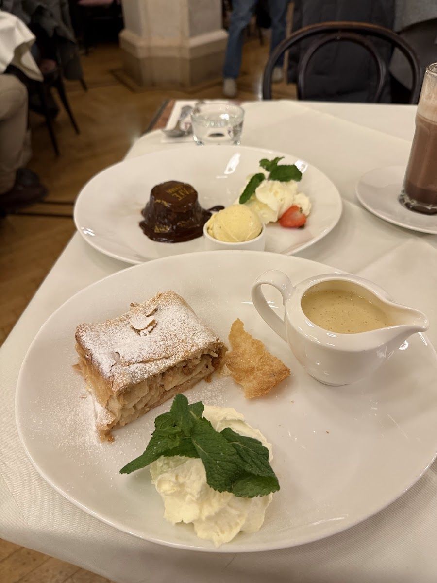 Cafe Central Innere Stadt atmosphere
