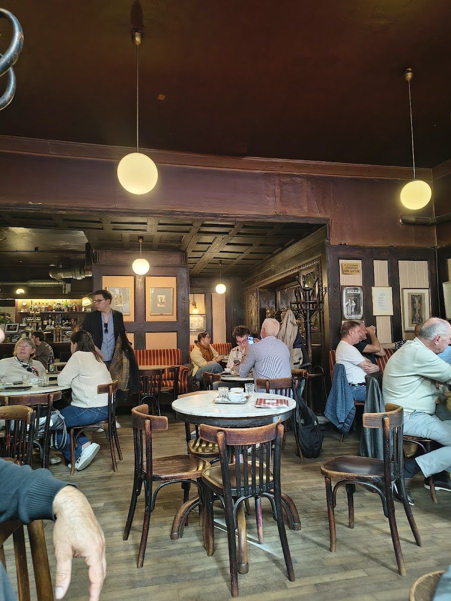 Cafe Hawelka bar service