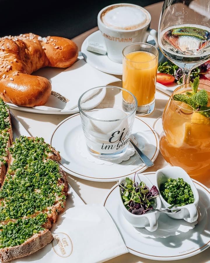 Cafe Landtmann bar service