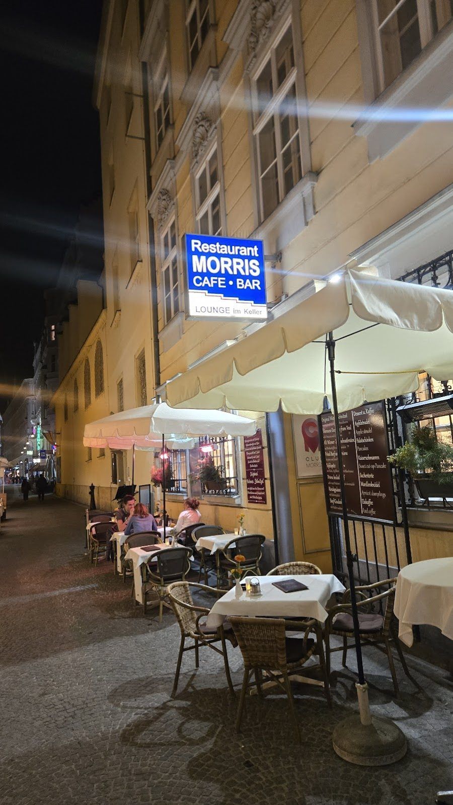 Club Leopold bar service