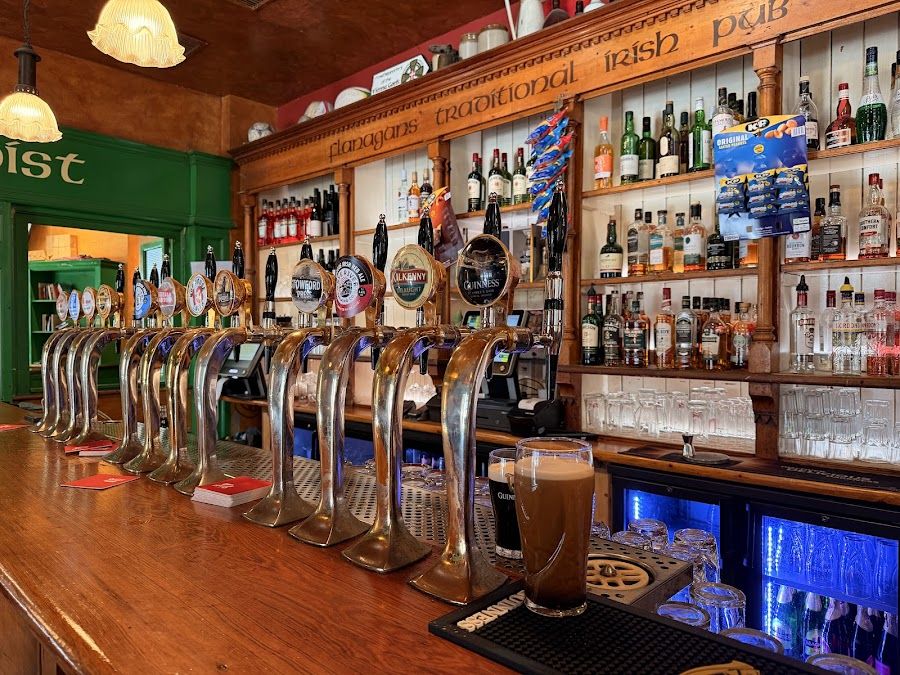 Flanagan's Irish Pub bar service