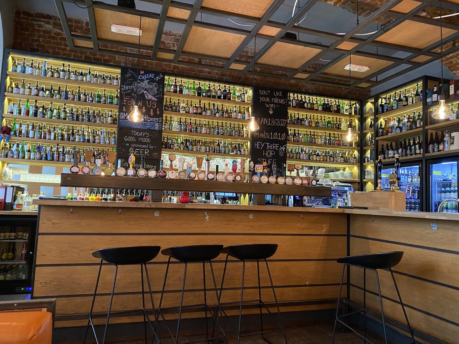 Mel's Craft Beer Bar Vienna bar interior