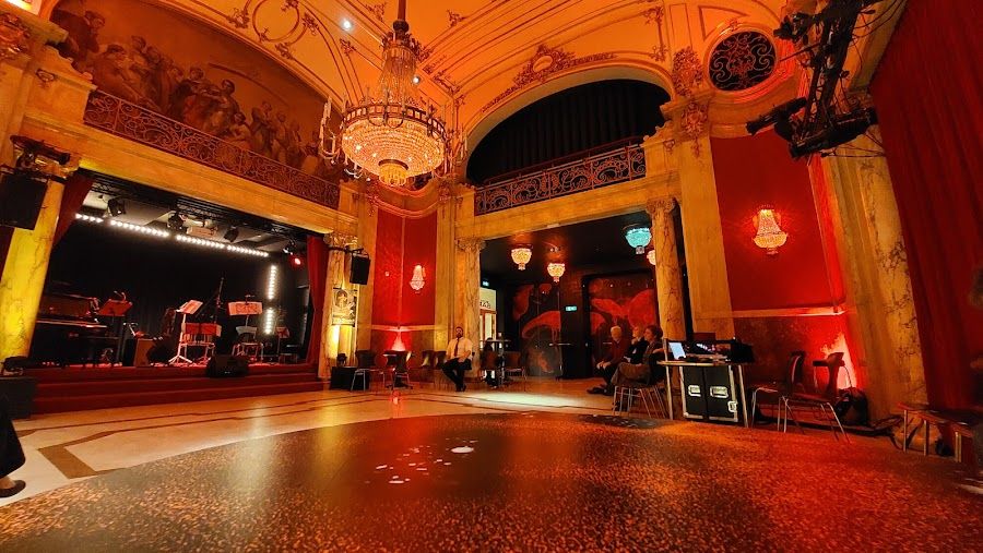 Volkstheater Bar cocktail at the bar