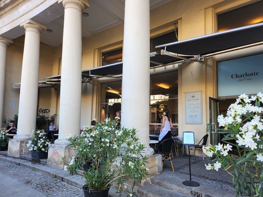 Charlotte Pl Zbawiciela bar service