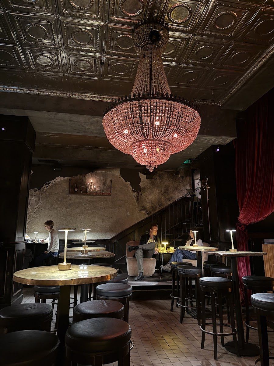 Leslie Cocktail Bar Praga atmosphere