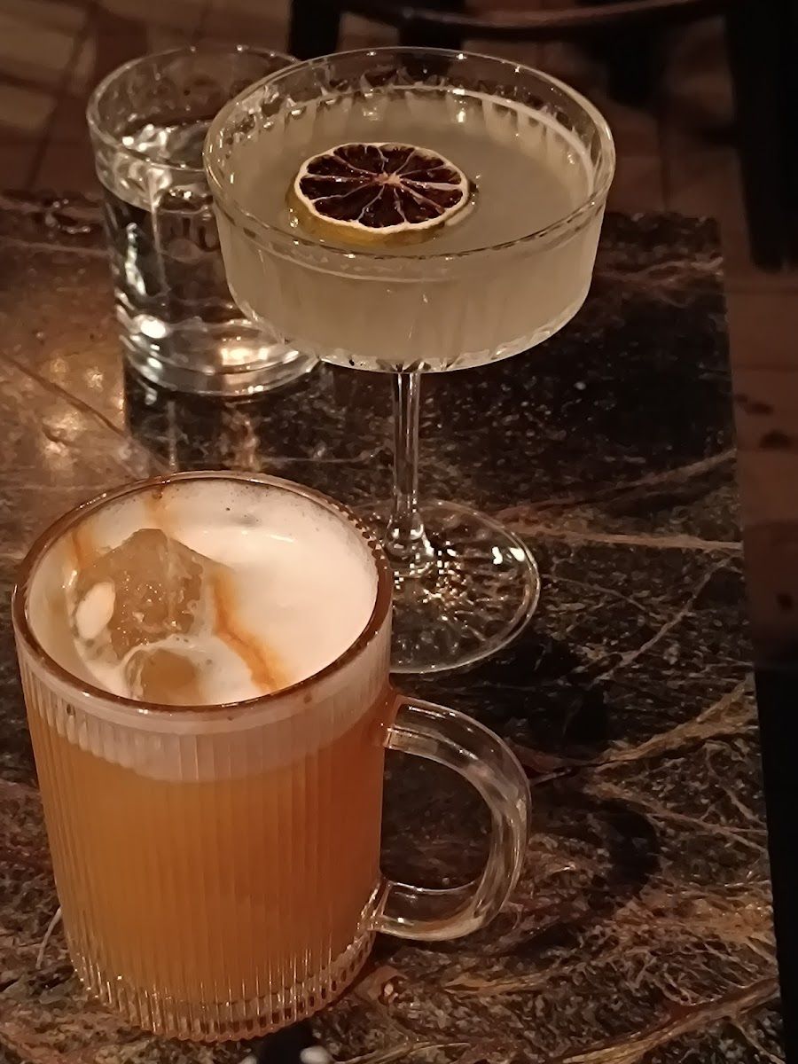 Leslie Cocktail Bar bar service