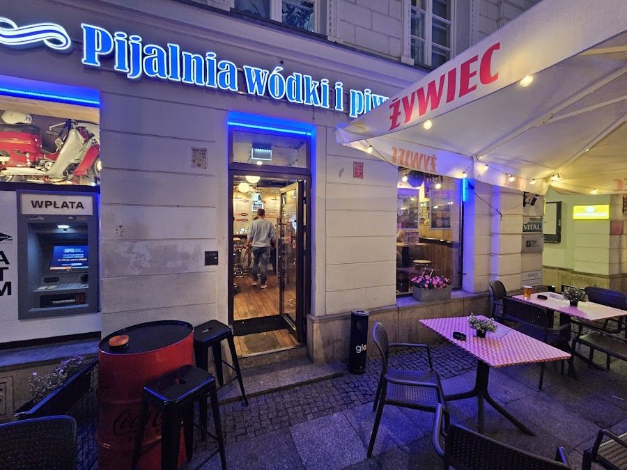 Pijalnia Wodki i Piwa Srodmiescie atmosphere