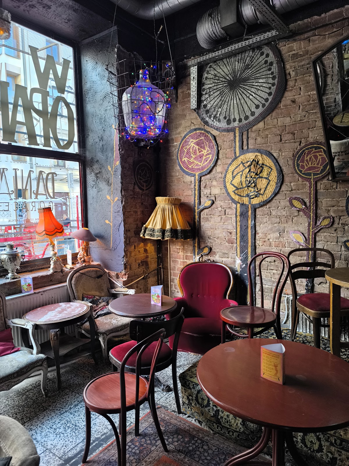 W Oparach Absurdu, Warsaw