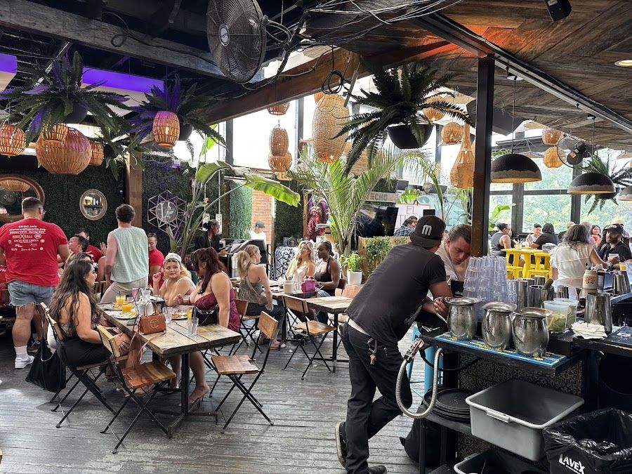 El Techo Rooftop U Street atmosphere