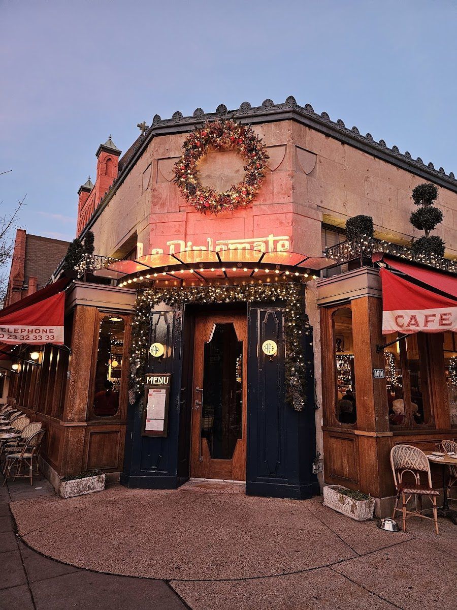 Le Diplomate Bar bar service