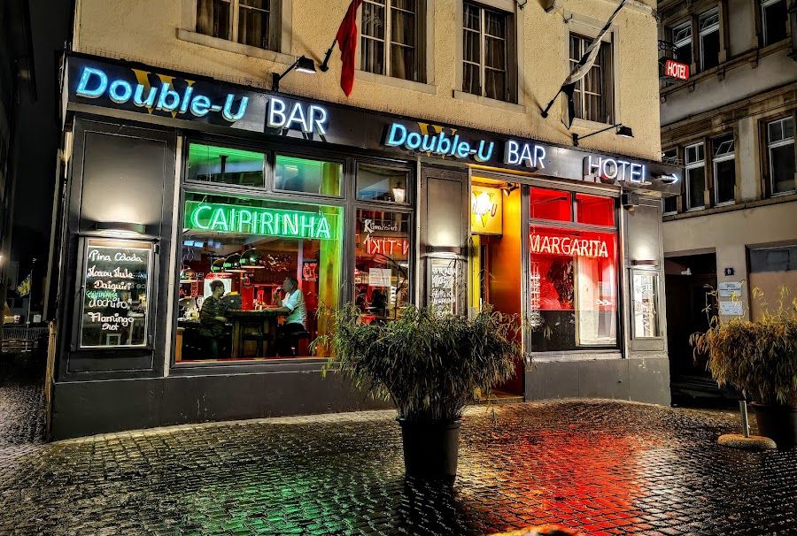 Double U Cocktail Bar District 5 atmosphere