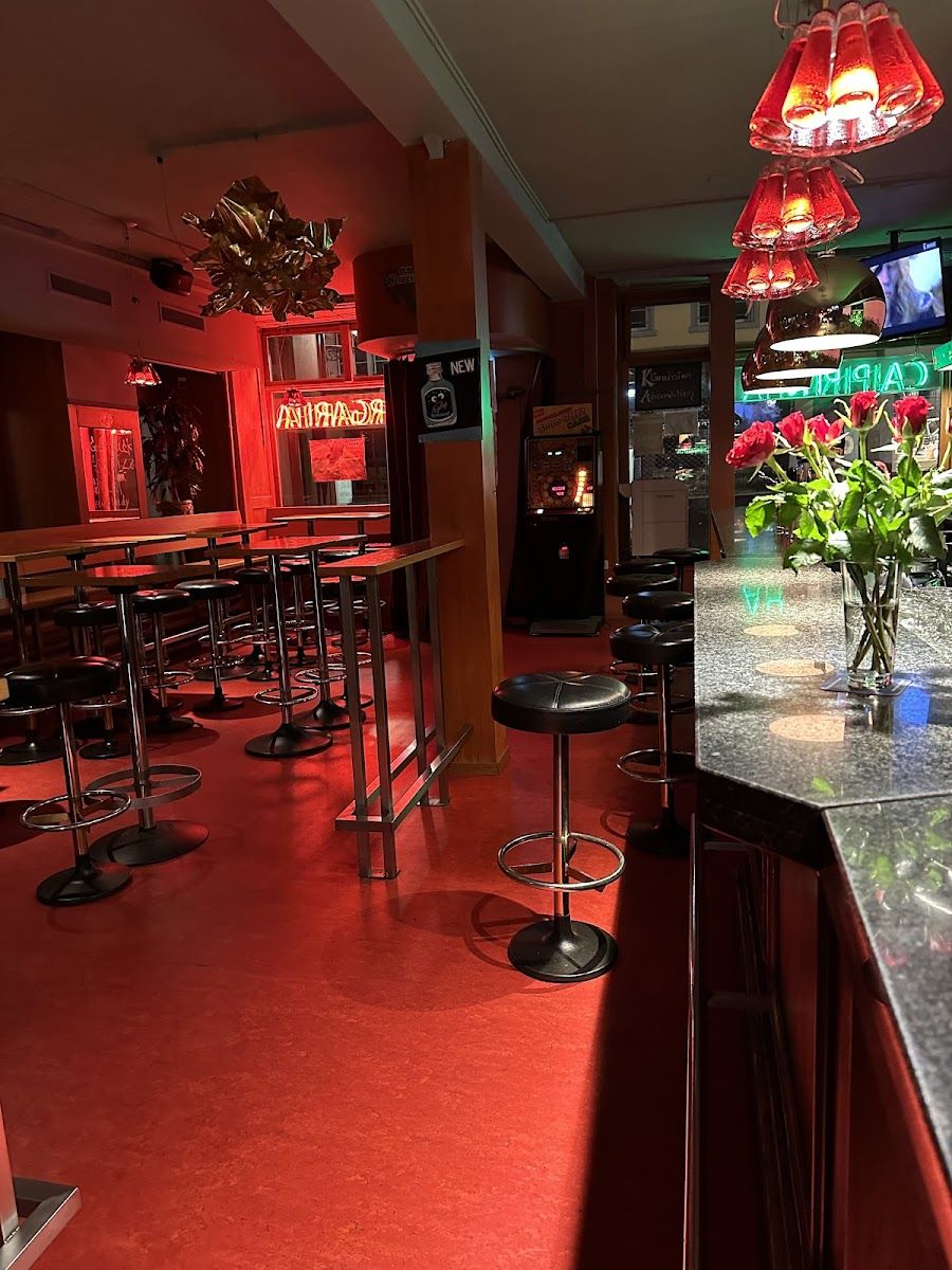 Double U Cocktail Bar bar service