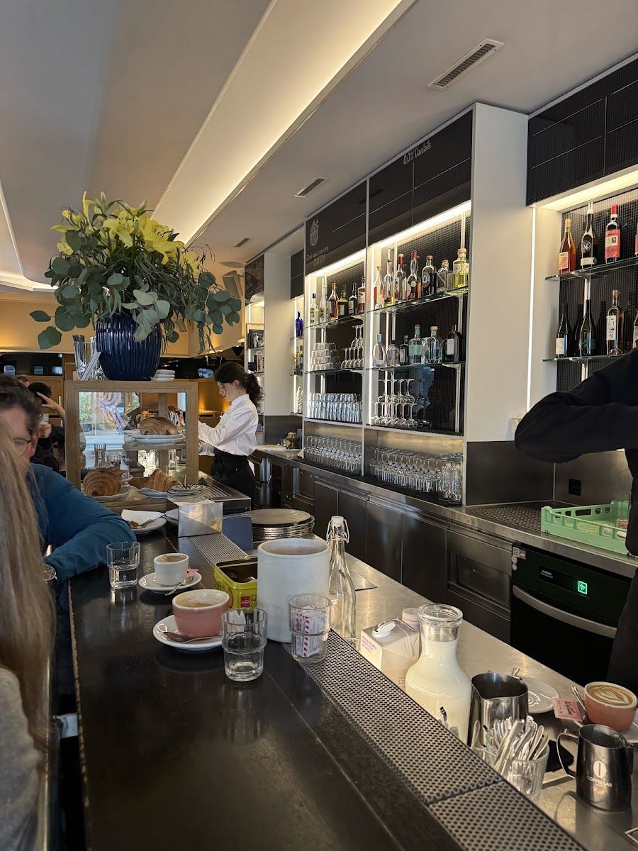 Pavillon Le Raymond bar service