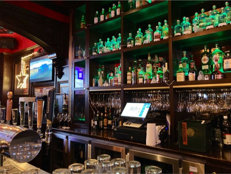 The Irish Times Pub District 5 atmosphere