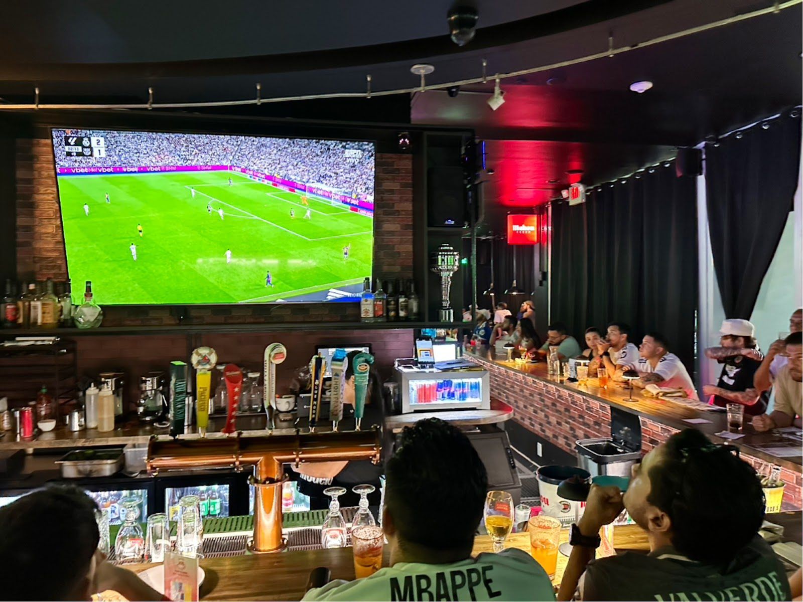 Sports grill with screens in Miami
